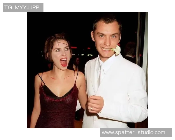 裘德洛化身足球明星展现魅力与激情的完美结合